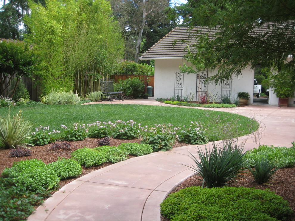 Photo of a large classic back formal full sun garden in San Francisco with a garden path.