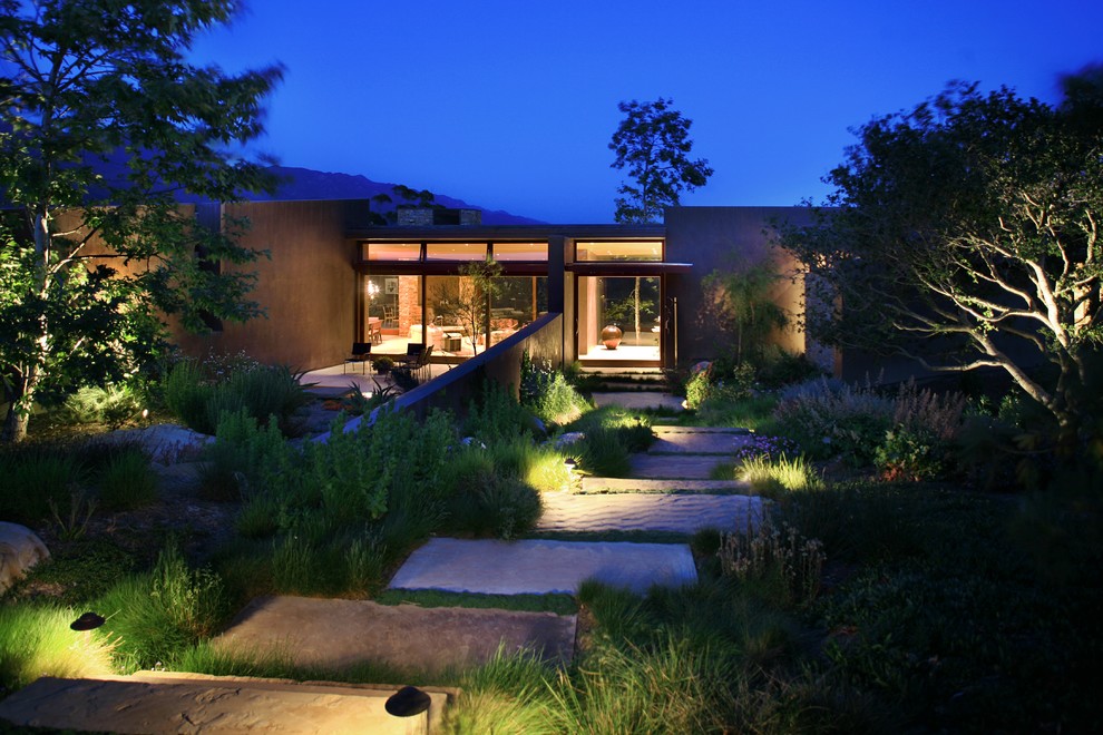 Inspiration pour un jardin design avec des pavés en pierre naturelle.