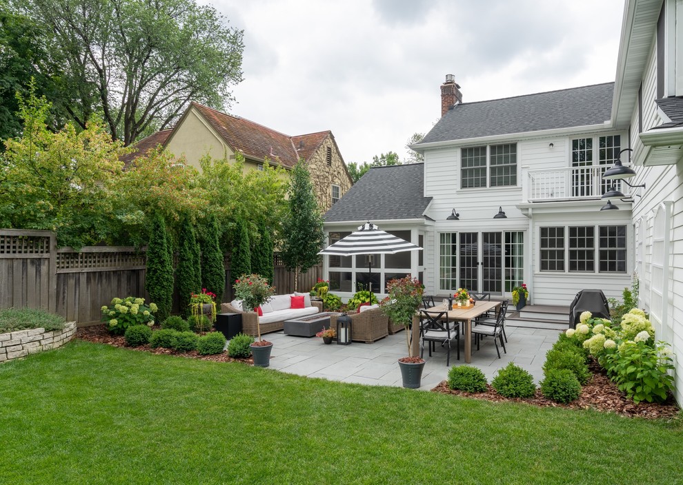 Foto di un giardino formale minimalista di medie dimensioni e dietro casa in estate con pavimentazioni in pietra naturale
