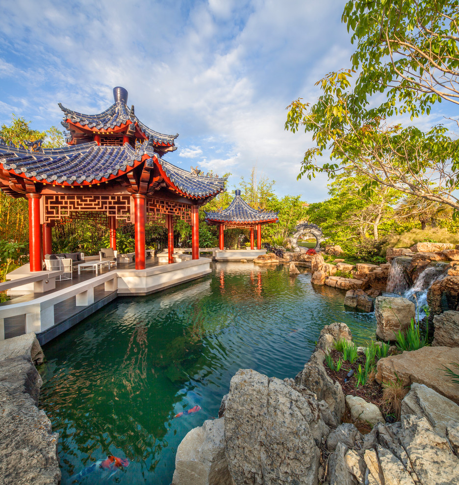 Asiatischer Garten mit Koiteich in Tampa