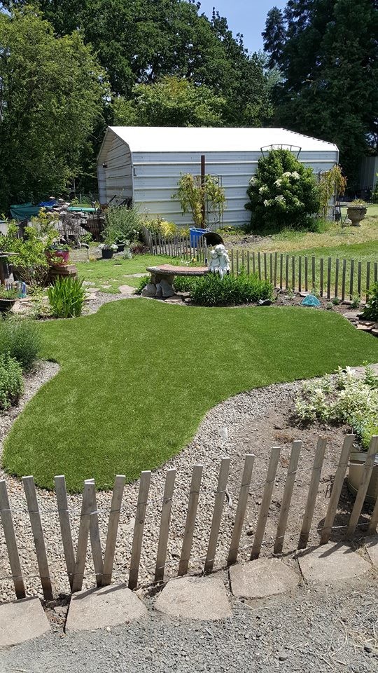 Design ideas for a mid-sized traditional backyard landscaping in Portland.