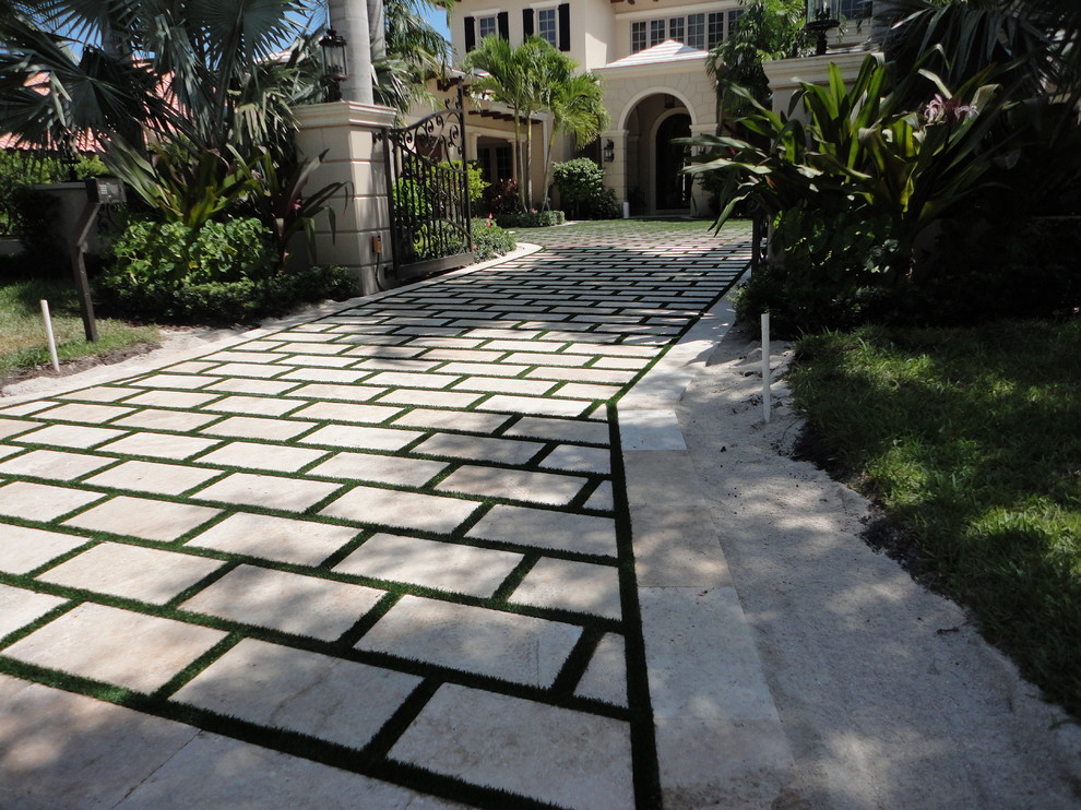 Foto di un vialetto d'ingresso tropicale esposto a mezz'ombra di medie dimensioni e davanti casa con pavimentazioni in pietra naturale
