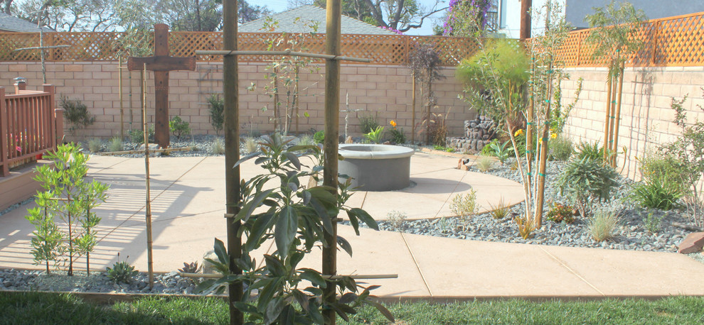 Пример оригинального дизайна: солнечный участок и сад среднего размера на заднем дворе в классическом стиле с местом для костра, хорошей освещенностью и мощением тротуарной плиткой