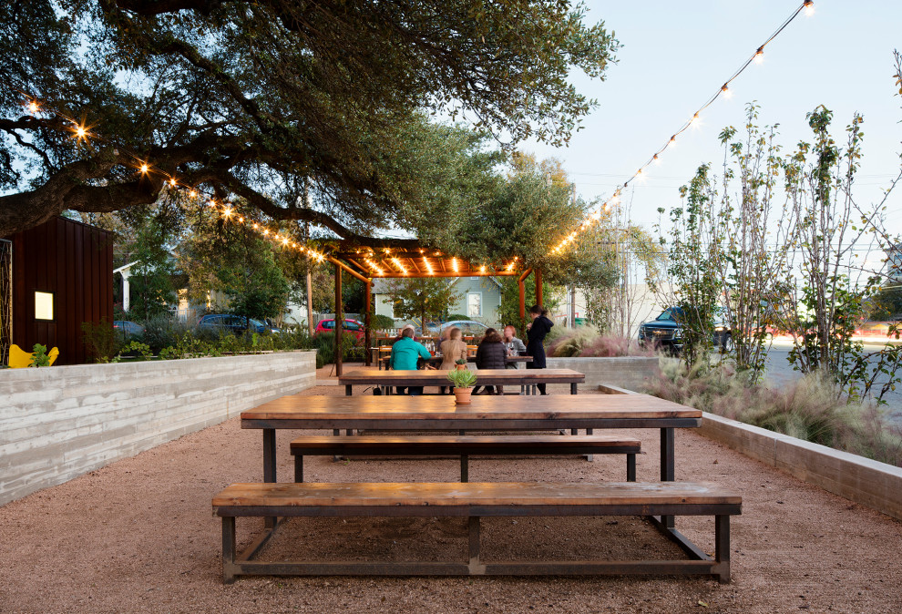 Großer, Halbschattiger Moderner Garten im Frühling mit Granitsplitt in Austin