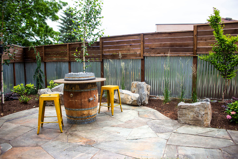 Foto de jardín minimalista de tamaño medio en patio trasero con exposición total al sol y adoquines de piedra natural