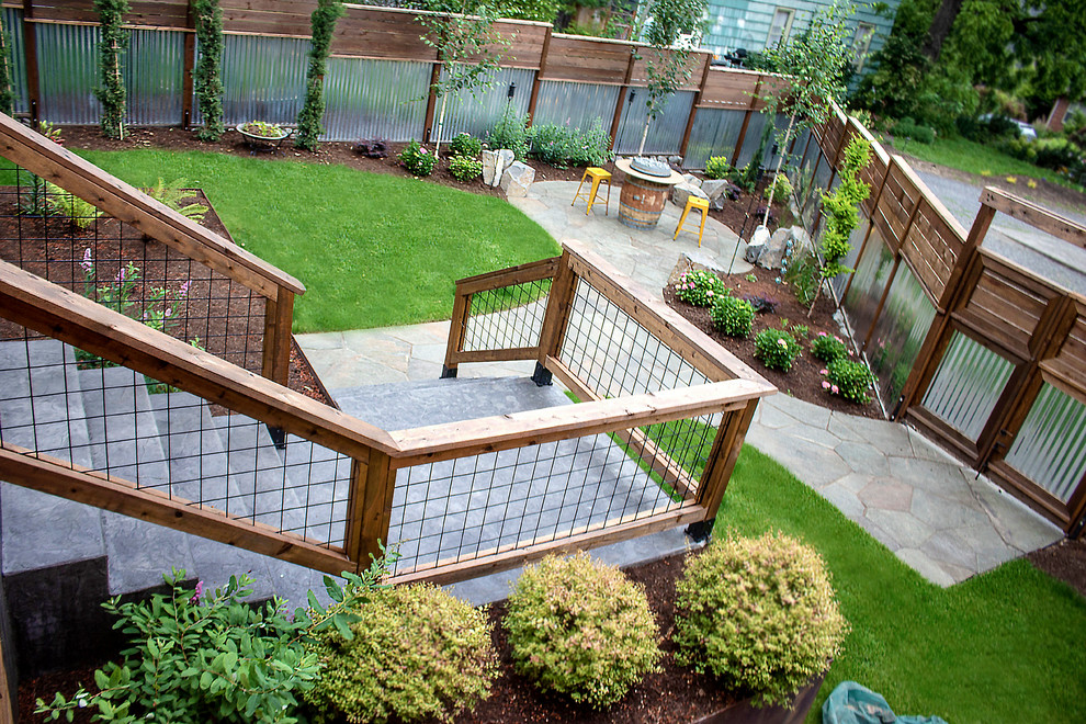 Idee per un giardino moderno esposto in pieno sole di medie dimensioni e dietro casa con pavimentazioni in pietra naturale