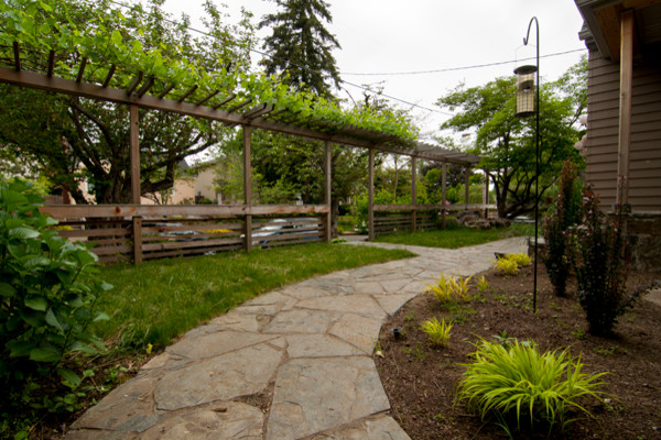 Aménagement d'un aménagement d'entrée ou allée de jardin avant montagne avec des pavés en pierre naturelle.