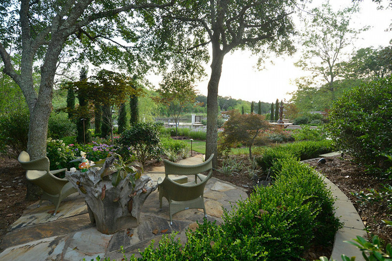 Esempio di un grande giardino formale vittoriano esposto a mezz'ombra dietro casa in primavera con un ingresso o sentiero e pavimentazioni in pietra naturale