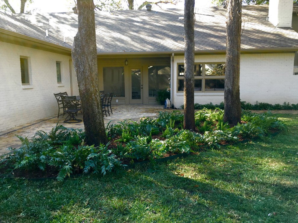 На фото: тенистый участок и сад на заднем дворе в стиле неоклассика (современная классика) с мощением клинкерной брусчаткой