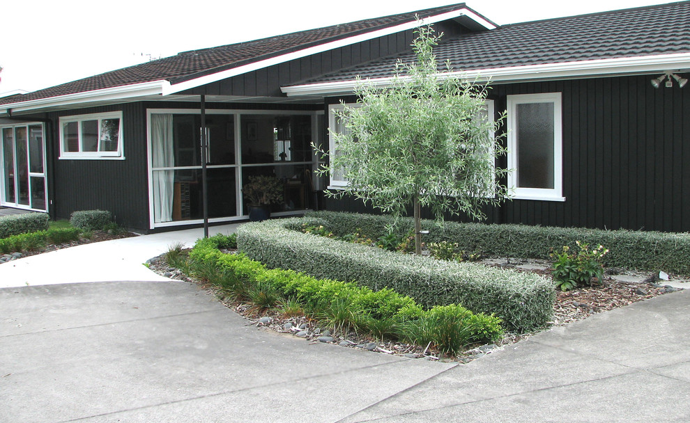Immagine di un giardino minimalista di medie dimensioni e davanti casa con un ingresso o sentiero
