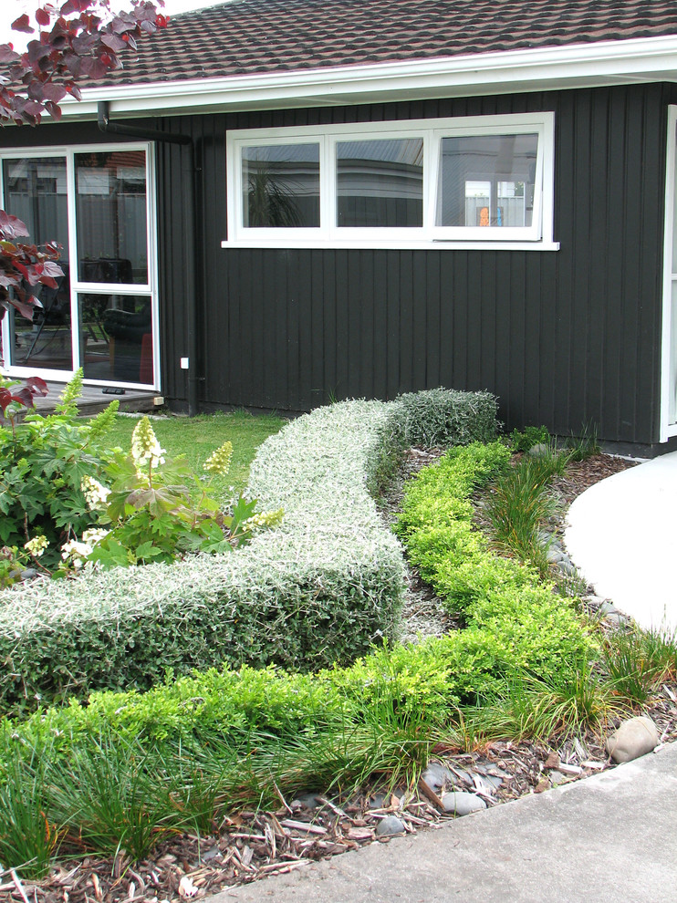 Идея дизайна: участок и сад среднего размера на переднем дворе в стиле ретро с садовой дорожкой или калиткой