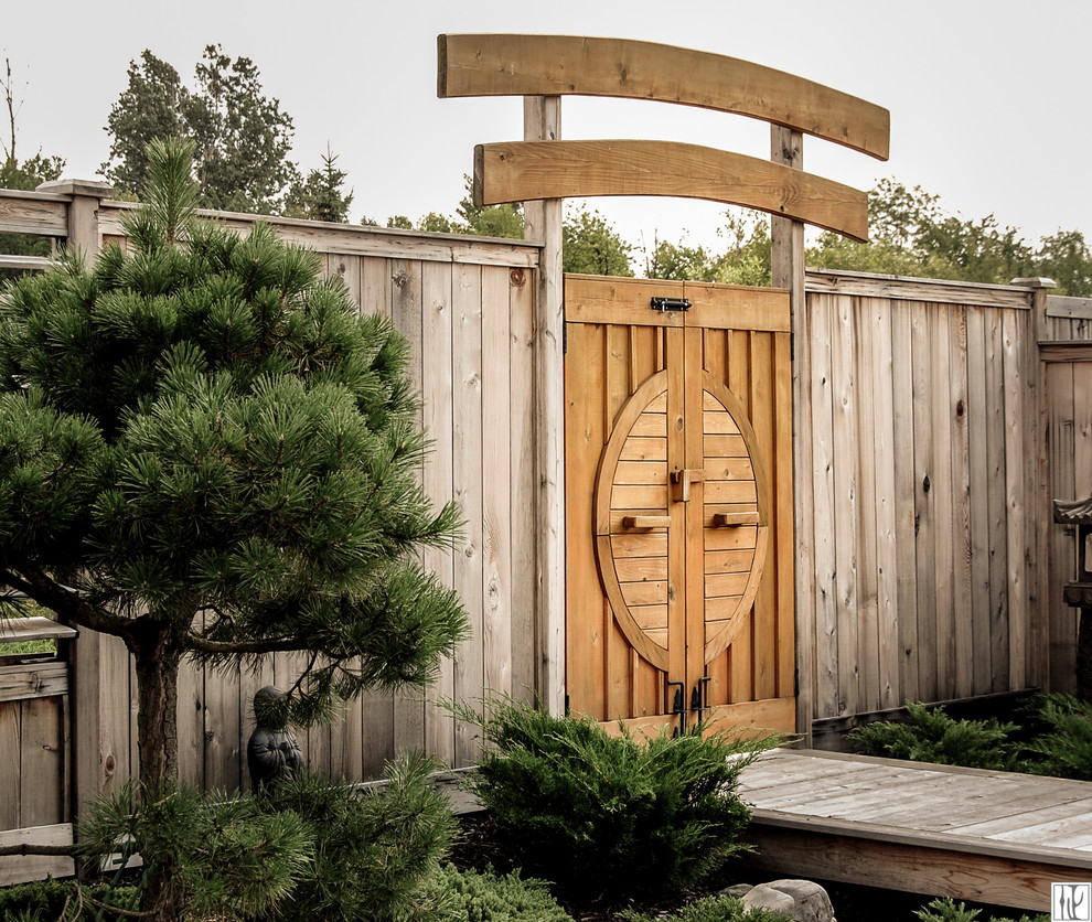 Cette image montre un xéropaysage arrière asiatique de taille moyenne et l'été avec une exposition ensoleillée et une terrasse en bois.