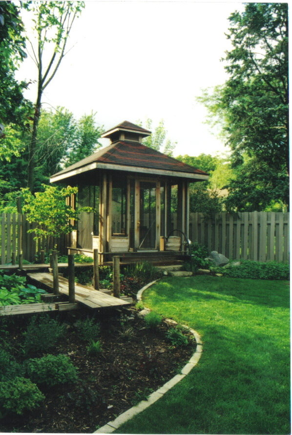 Источник вдохновения для домашнего уюта: маленький регулярный сад на заднем дворе в классическом стиле с полуденной тенью и настилом для на участке и в саду