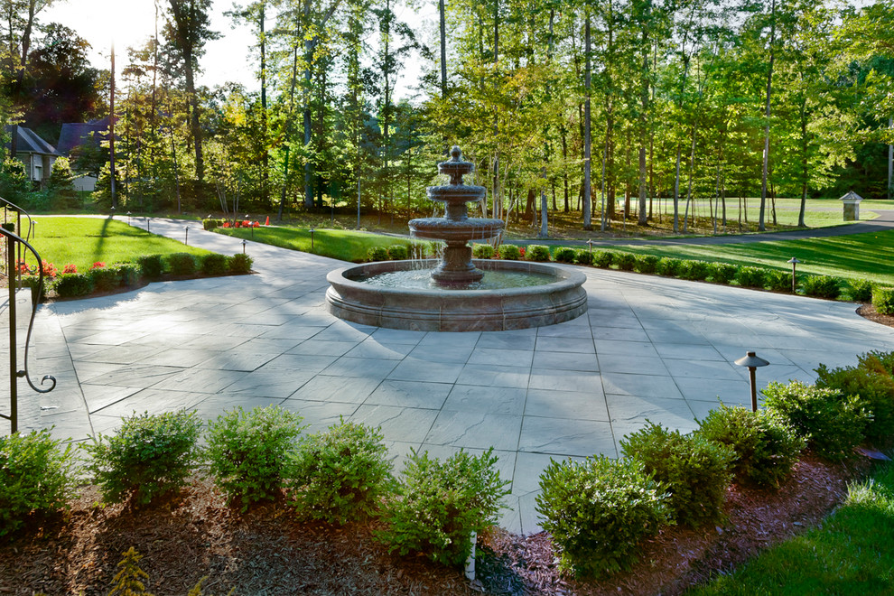 Ispirazione per un grande giardino formale tradizionale esposto in pieno sole davanti casa in primavera con fontane e pavimentazioni in pietra naturale