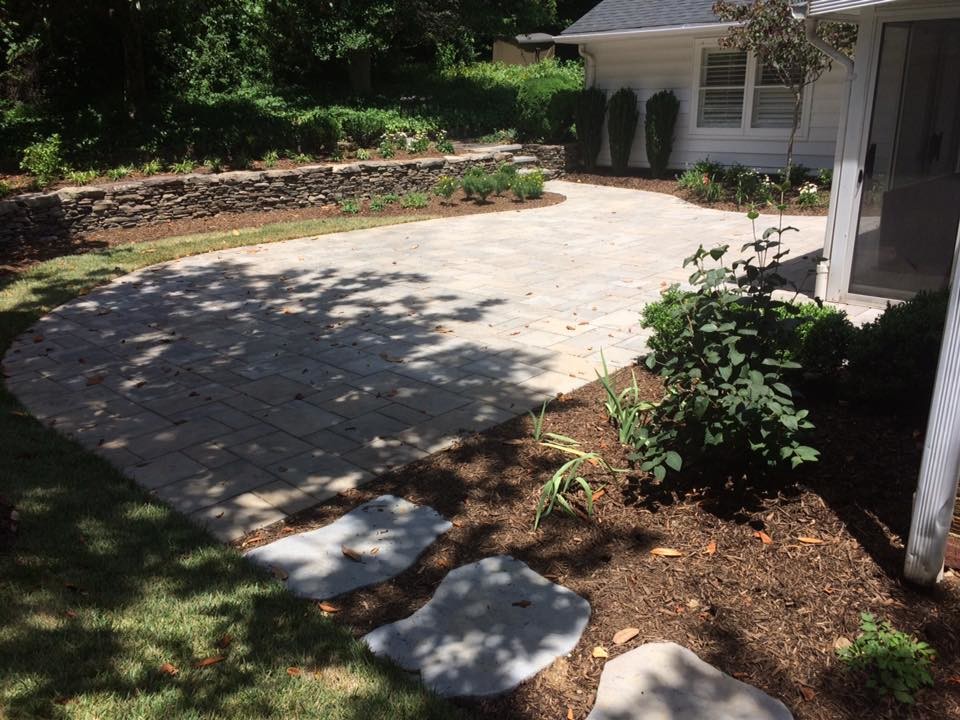 На фото: солнечный, летний регулярный сад среднего размера на заднем дворе в современном стиле с подпорной стенкой, хорошей освещенностью и мощением тротуарной плиткой с