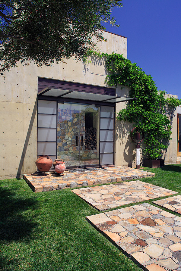 Immagine di un grande giardino stile americano esposto in pieno sole in cortile con un ingresso o sentiero e pavimentazioni in pietra naturale