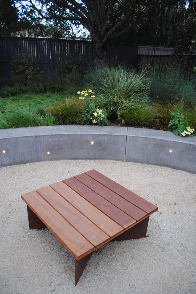 This is an example of a large contemporary drought-tolerant backyard gravel retaining wall landscape in San Francisco.