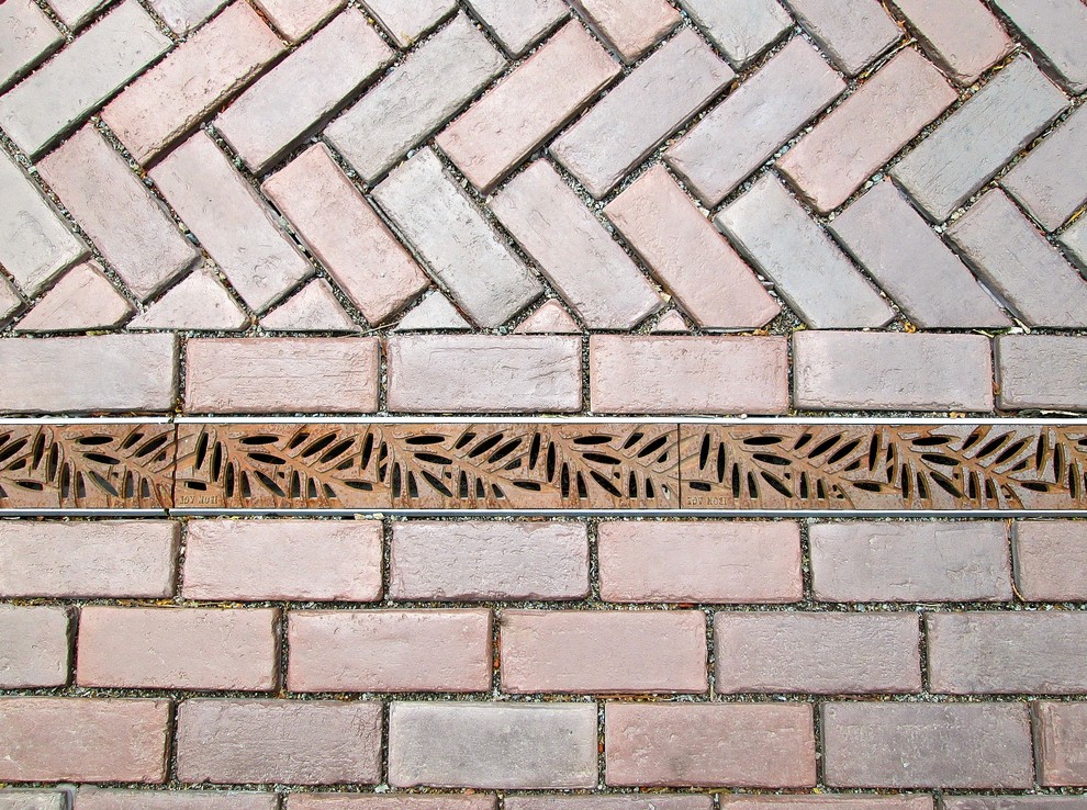 Foto di un vialetto d'ingresso chic esposto a mezz'ombra di medie dimensioni con pavimentazioni in pietra naturale