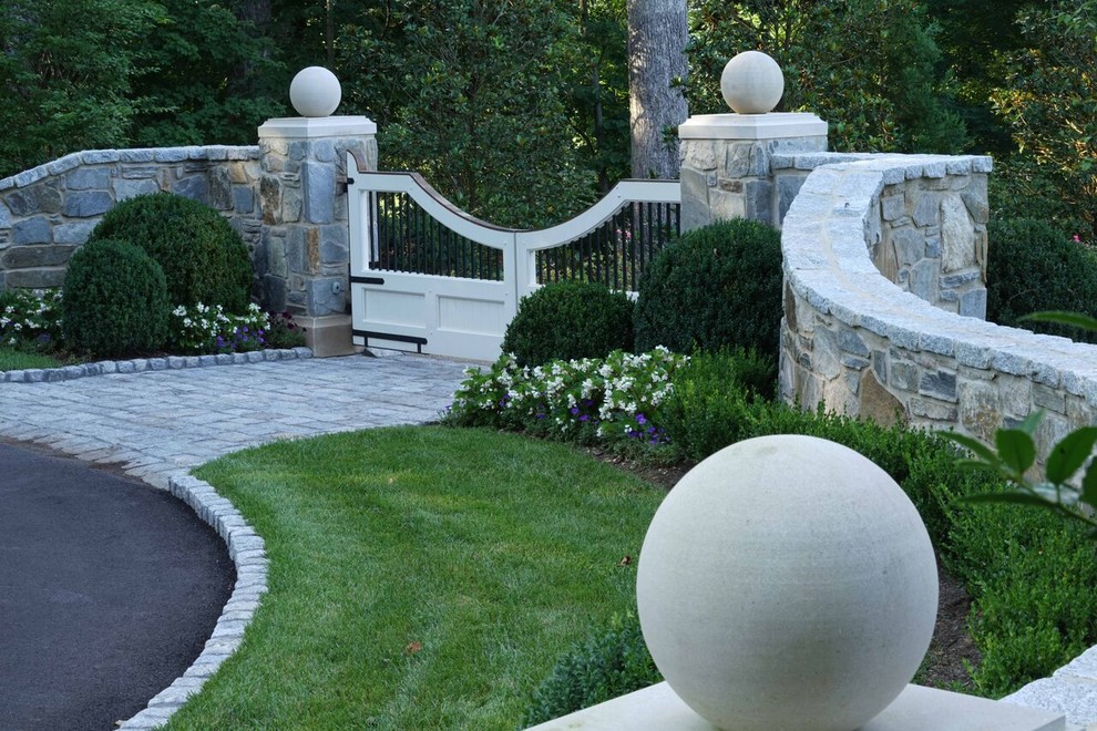 Großer Klassischer Garten mit Auffahrt und Natursteinplatten in Sonstige