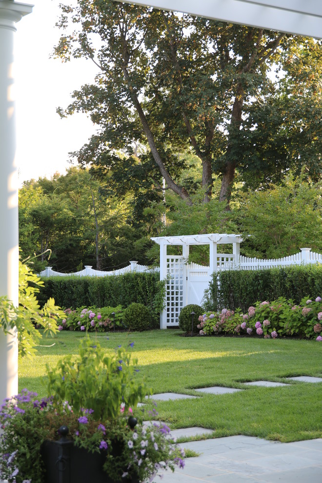 Geometrischer, Geräumiger, Halbschattiger Klassischer Gartenweg hinter dem Haus mit Natursteinplatten in New York