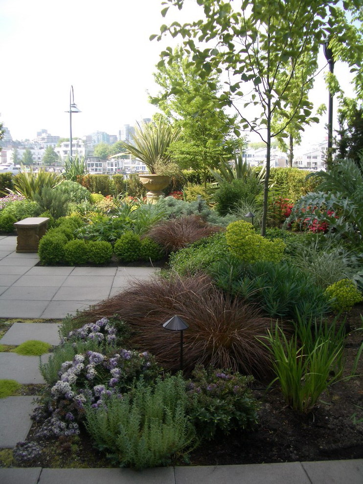 Inspiration for a contemporary landscaping in Vancouver.