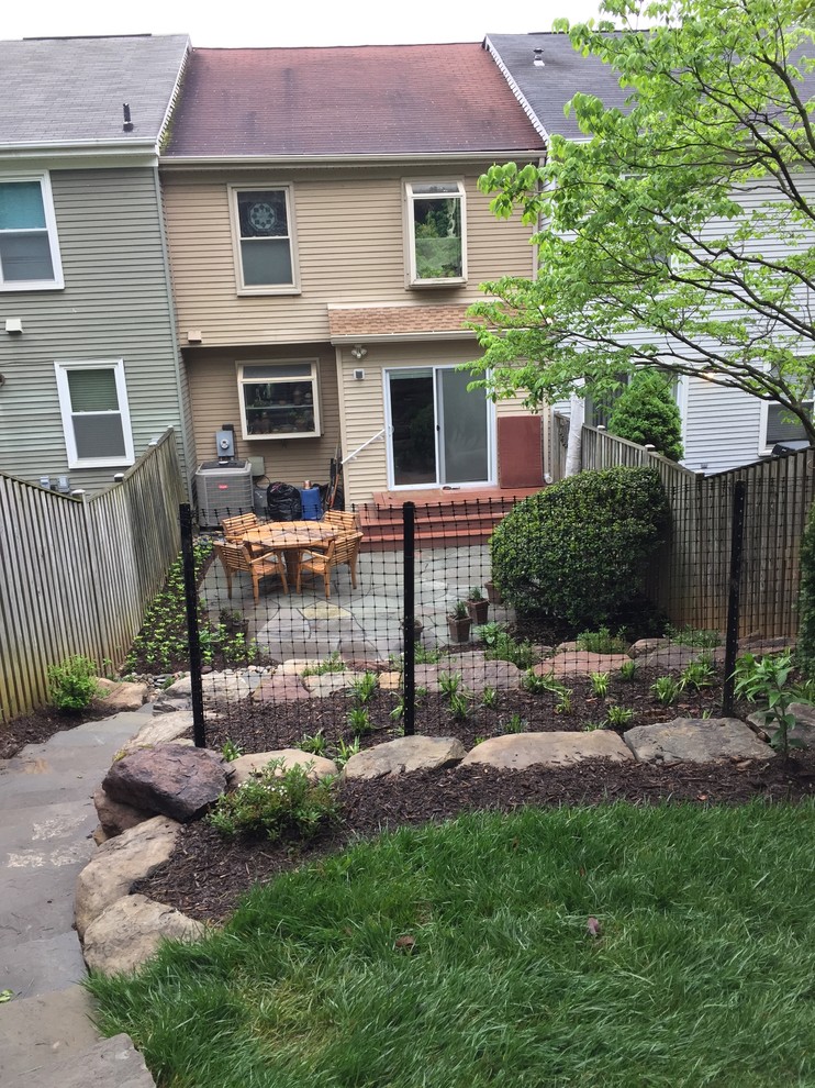 Foto de jardín clásico renovado pequeño en primavera en patio trasero con muro de contención, exposición parcial al sol y adoquines de piedra natural