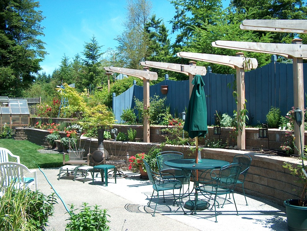 Imagen de jardín tradicional renovado en patio trasero con muro de contención