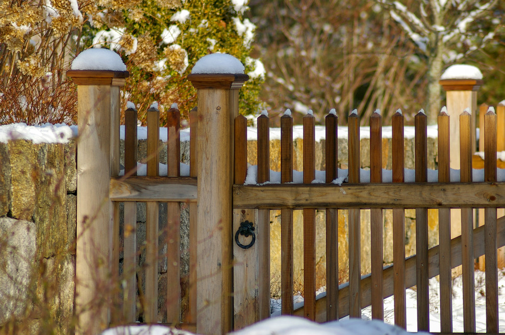 ボストンにある中くらいな、冬のトラディショナルスタイルのおしゃれな庭 (日向) の写真