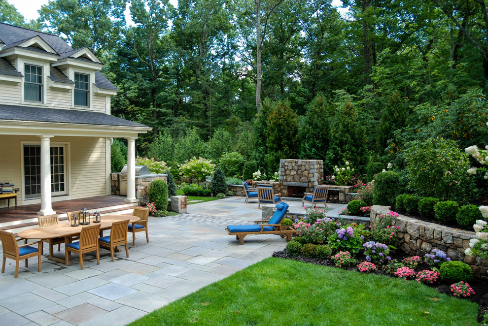 Idee per un giardino classico esposto in pieno sole di medie dimensioni e dietro casa con un focolare e pavimentazioni in pietra naturale