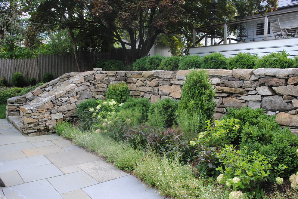 Geometrische, Mittelgroße, Halbschattige Klassische Gartenmauer im Sommer, hinter dem Haus mit Natursteinplatten in Sacramento