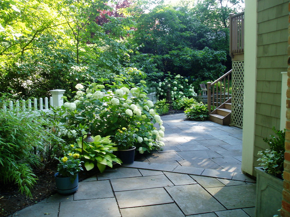 Idee per un giardino tradizionale in ombra con pavimentazioni in pietra naturale