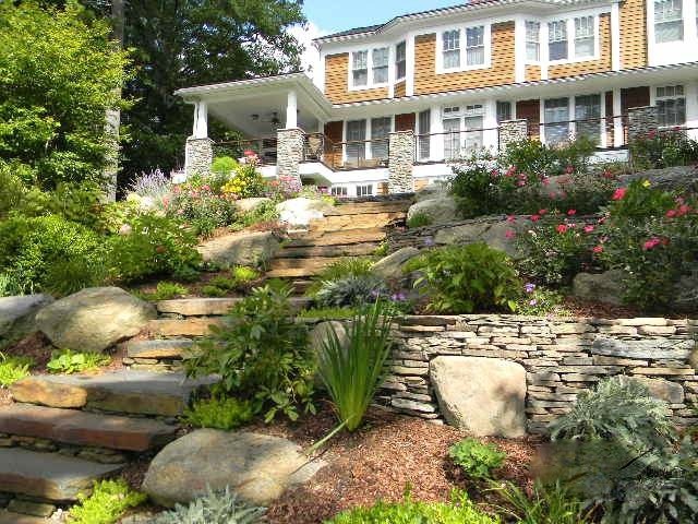 Exemple d'un grand aménagement d'entrée ou allée de jardin montagne avec une exposition ensoleillée, une pente, une colline ou un talus et des pavés en pierre naturelle.