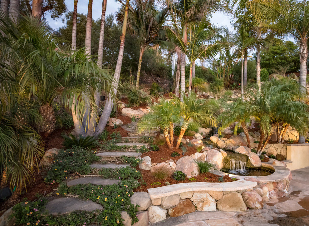 Foto de jardín de secano mediterráneo en ladera con fuente, exposición total al sol y adoquines de piedra natural