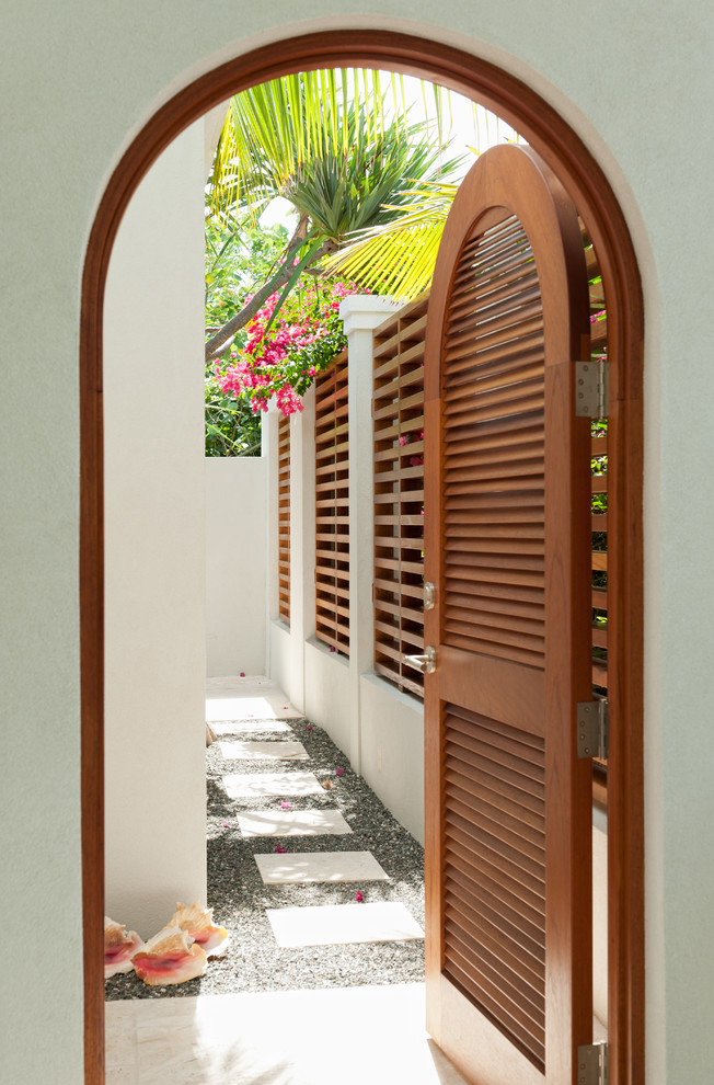 Foto di un privacy in giardino tropicale nel cortile laterale