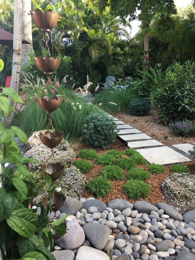 Geometrischer, Kleiner Moderner Gartenweg im Sommer, neben dem Haus mit direkter Sonneneinstrahlung und Mulch in Miami