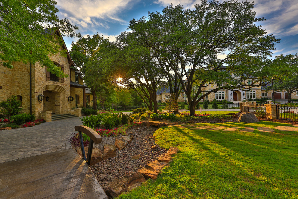 Design ideas for a classic front driveway garden in Dallas.