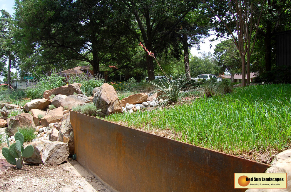 Großer, Halbschattiger Rustikaler Garten mit Natursteinplatten