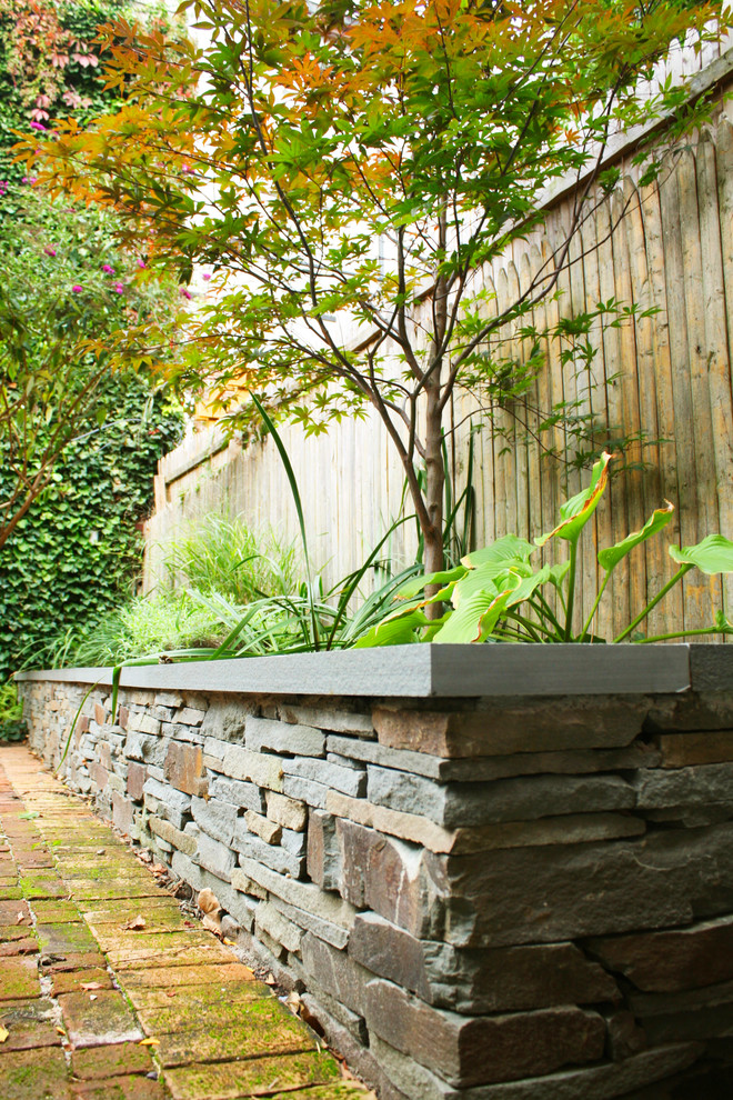 Kleine, Halbschattige Stilmix Gartenmauer hinter dem Haus mit Pflastersteinen in New York