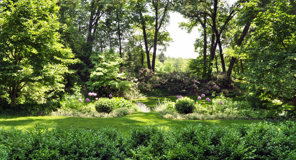 Bild på en stor vintage bakgård i skuggan på sommaren, med naturstensplattor
