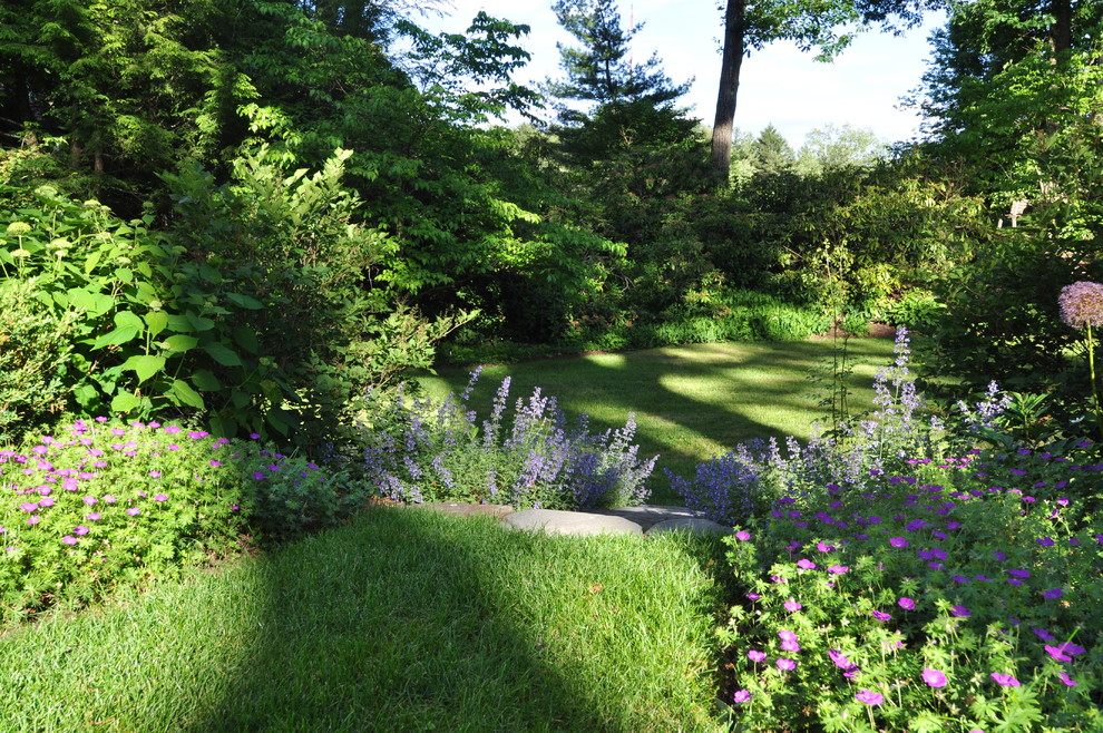 Пример оригинального дизайна: большой регулярный сад на заднем дворе в классическом стиле с полуденной тенью