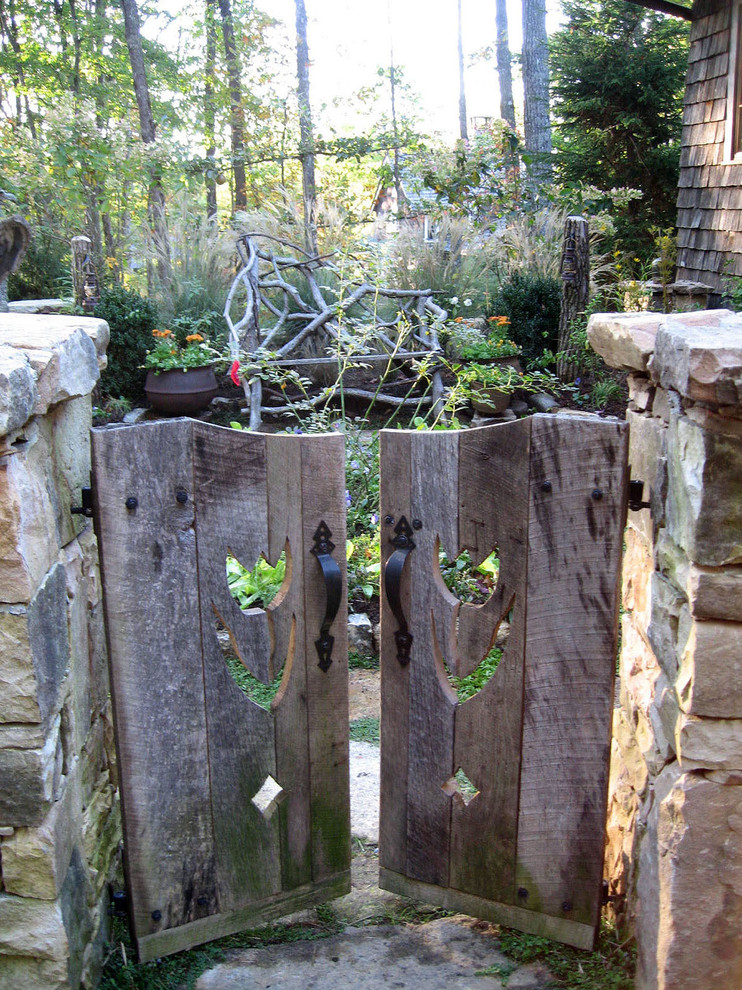 Idéer för mellanstora vintage trädgårdar i skuggan på sommaren, med en trädgårdsgång
