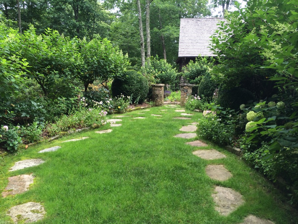Foto di un giardino formale tradizionale in ombra di medie dimensioni e dietro casa in estate