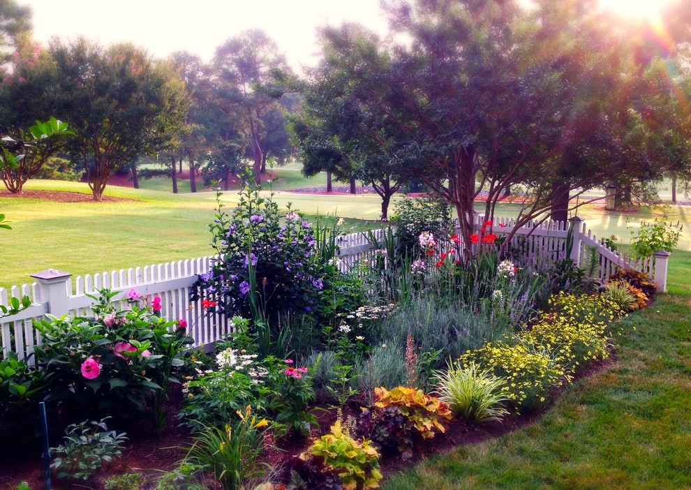 Mittelgroßer, Halbschattiger Klassischer Garten im Sommer, hinter dem Haus mit Mulch in Charlotte