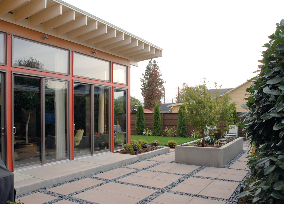 Пример оригинального дизайна: участок и сад среднего размера на боковом дворе в современном стиле с растениями в контейнерах