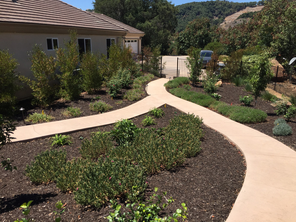 Idee per un ampio orto in giardino country esposto in pieno sole con un pendio, una collina o una riva e pavimentazioni in cemento