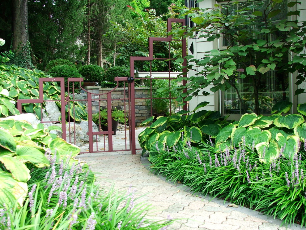 Cette photo montre un jardin latéral éclectique avec des pavés en pierre naturelle.