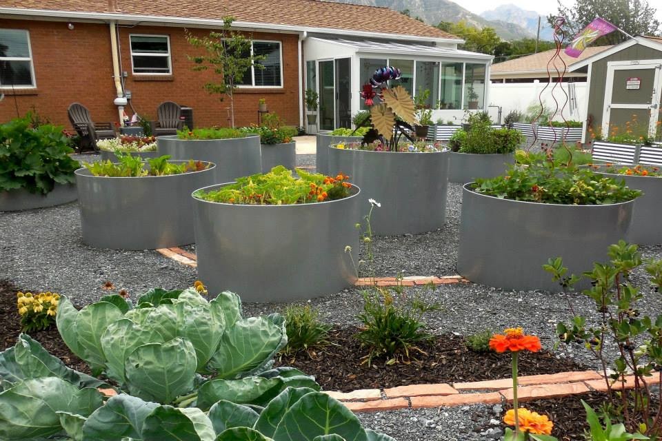Photo of a medium sized bohemian back xeriscape full sun garden in Salt Lake City with a vegetable patch and gravel.