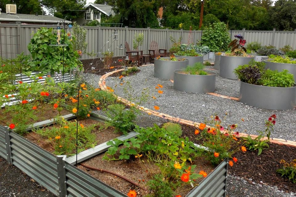 Idées déco pour un jardin arrière éclectique de taille moyenne avec une exposition ensoleillée et du gravier.