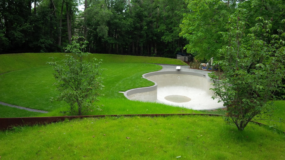 This is an example of a large modern full sun backyard gravel water fountain landscape in Toronto for spring.