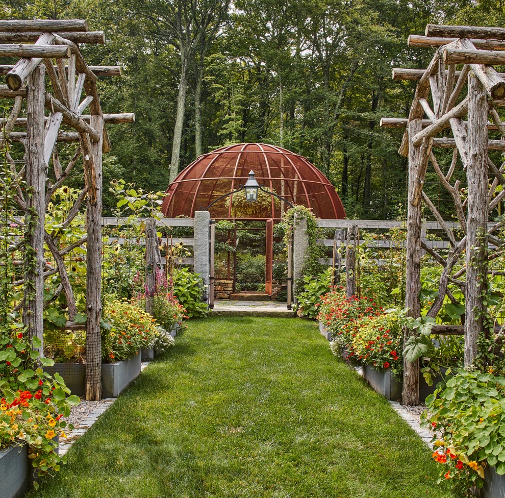 Modelo de jardín de estilo de casa de campo extra grande en verano con huerto, gravilla y exposición parcial al sol